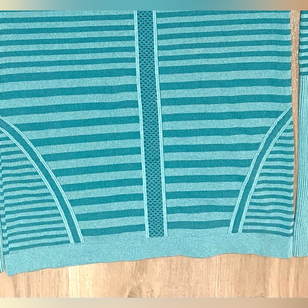 Lululemon Women's Run Swiftly Tech Long Sleeve Blue‎ Striped Thumbhole Shirt 4 - Picture 5 of 7